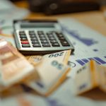 Dinamika Kebijakan Upah: UMP Jakarta Naik 6,5 Persen di Tengah Pemangkasan Gaji Pekerja Migran AS